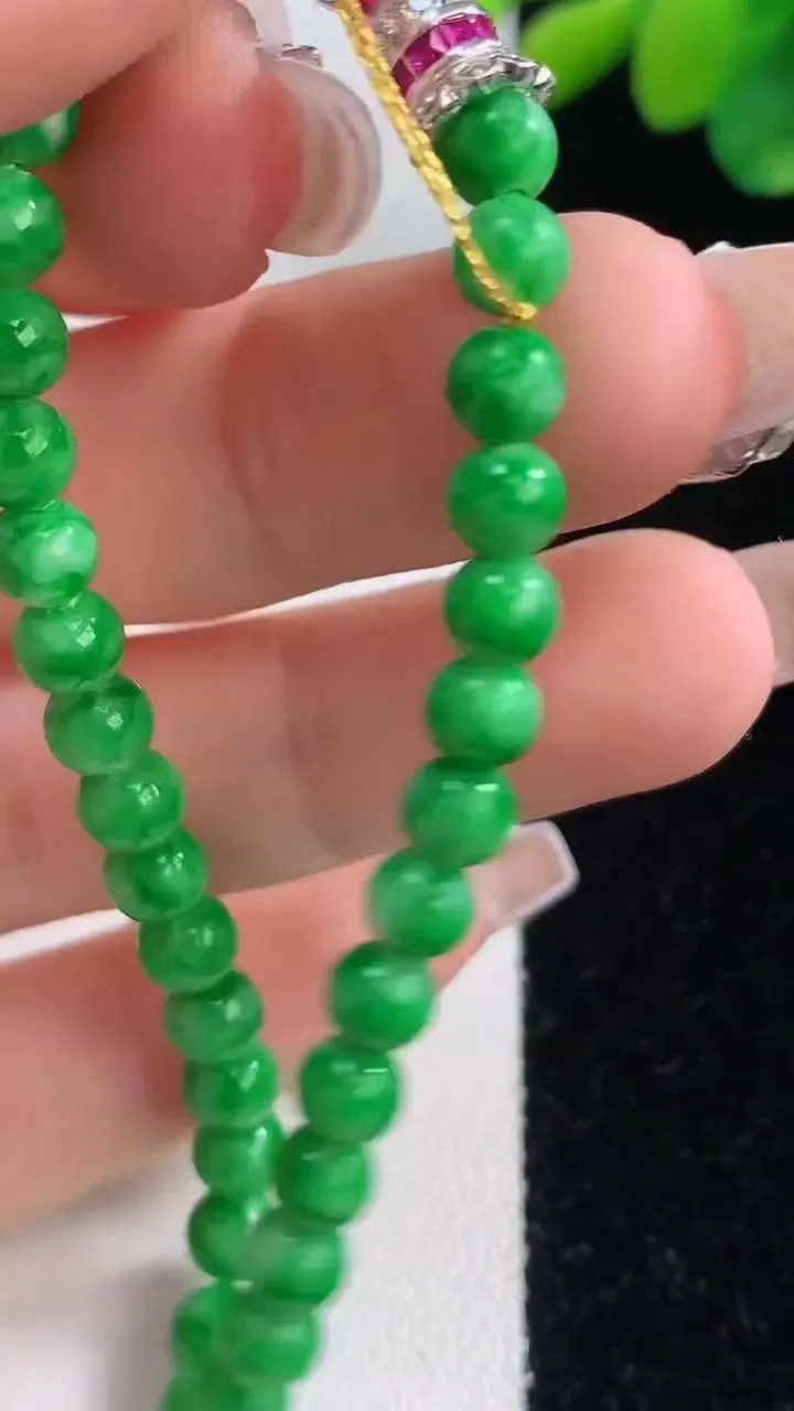 天然A货翡翠圆珠手串，尺寸5.2-35颗，重量:8.83g12月11日
工厂直销收藏佳品,种好水足，色泽均匀，有种有色，上手高大气！