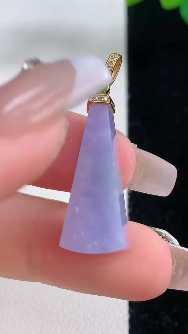 天然A货翡翠18K金紫罗兰无事牌吊坠，尺寸26-11.5-6，重量:3.88g
12月11日