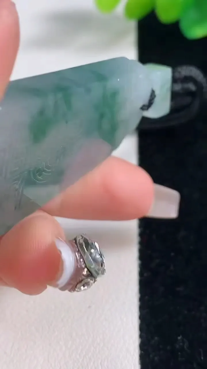 天然A货翡翠种飘花仿古无事牌吊坠，尺寸48.6-32.3-5.8，重量:39.04g
12月11日