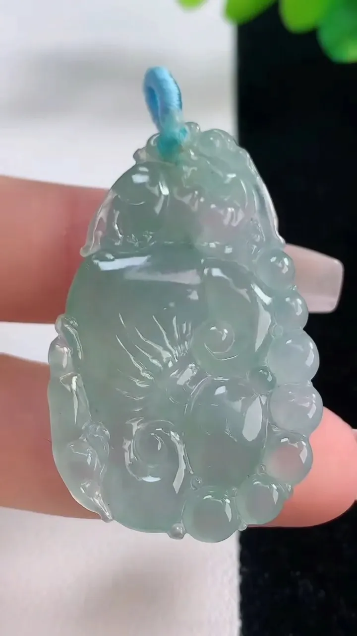 天然A货翡翠如意吊坠，尺寸39.4-27.3-4.8，重量:9.30g
12月11日
