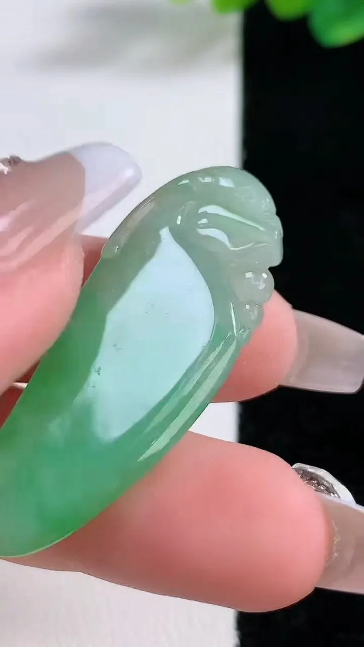 天然A货翡翠福瓜吊坠，尺寸42.5-16.8-4.8，重:6.84g
12月11日