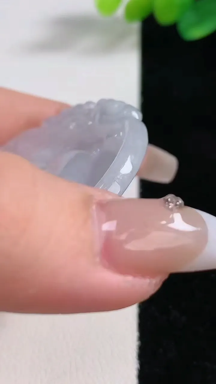 天然A货翡翠生肖猪吊坠，尺寸48.6-49.3-5.8，重:21.07g
12月11日