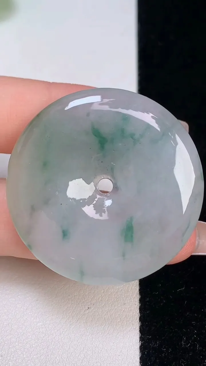 天然A货翡翠飘花平安扣吊坠，尺寸38.7-5.6，重:17.60g
12月11日