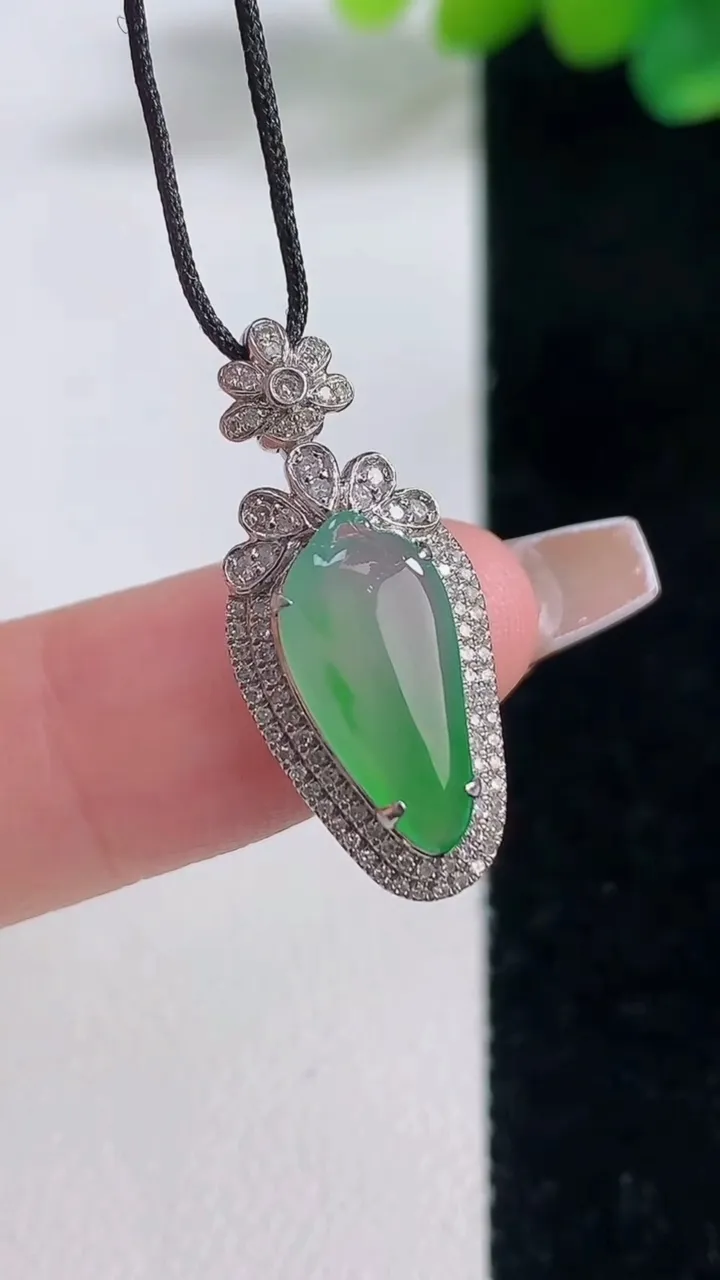 天然A货翡翠福瓜吊坠，尺寸25.6-17-7，裸石14.5-6.7重量:2.09g
12月11日