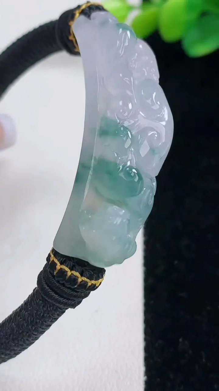 天然A货翡翠种飘花貔貅手绳，尺寸44.8-11.6-10.7，重量:25.03g
12月11日