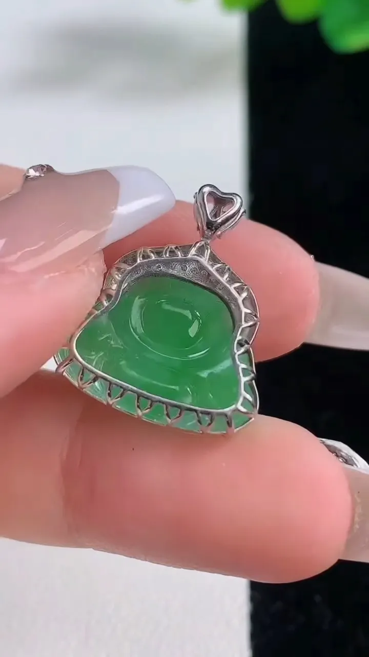 天然A货翡翠佛公吊坠，尺寸20.2-12.6-17.7-7，重量:2.15g
12月11日