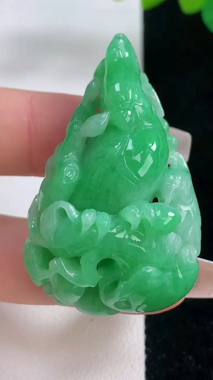 天然A货翡翠鸟语花香吊坠，尺寸46.5-29.6-13.3，重量:23.75g
12月11日