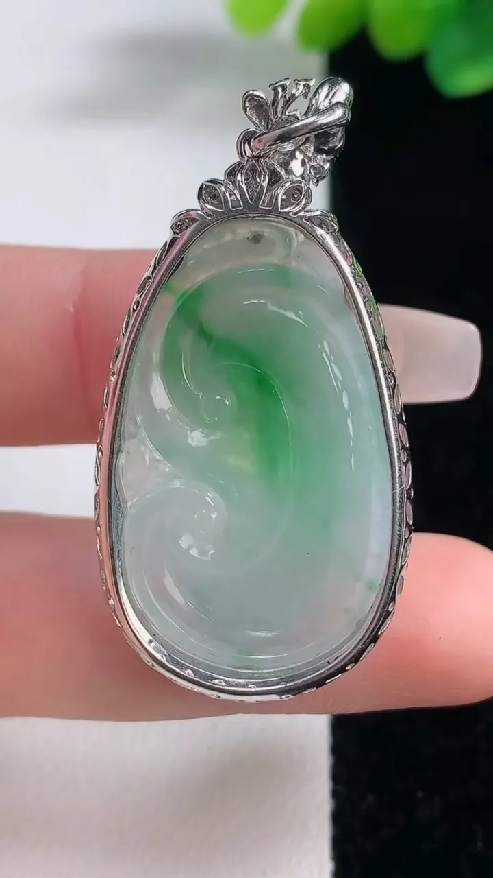 天然A货翡翠如意吊坠，尺寸44.5-22-8，裸石32.5-19.7重量:7.58g
12月11日