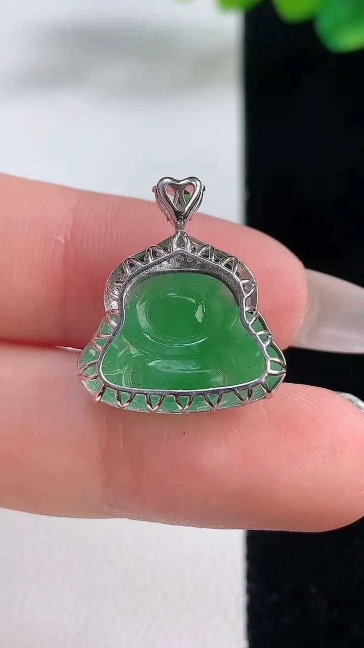 天然A货翡翠佛公吊坠，尺寸20.2-12.6-17.7-7，重量:2.15g
12月11日