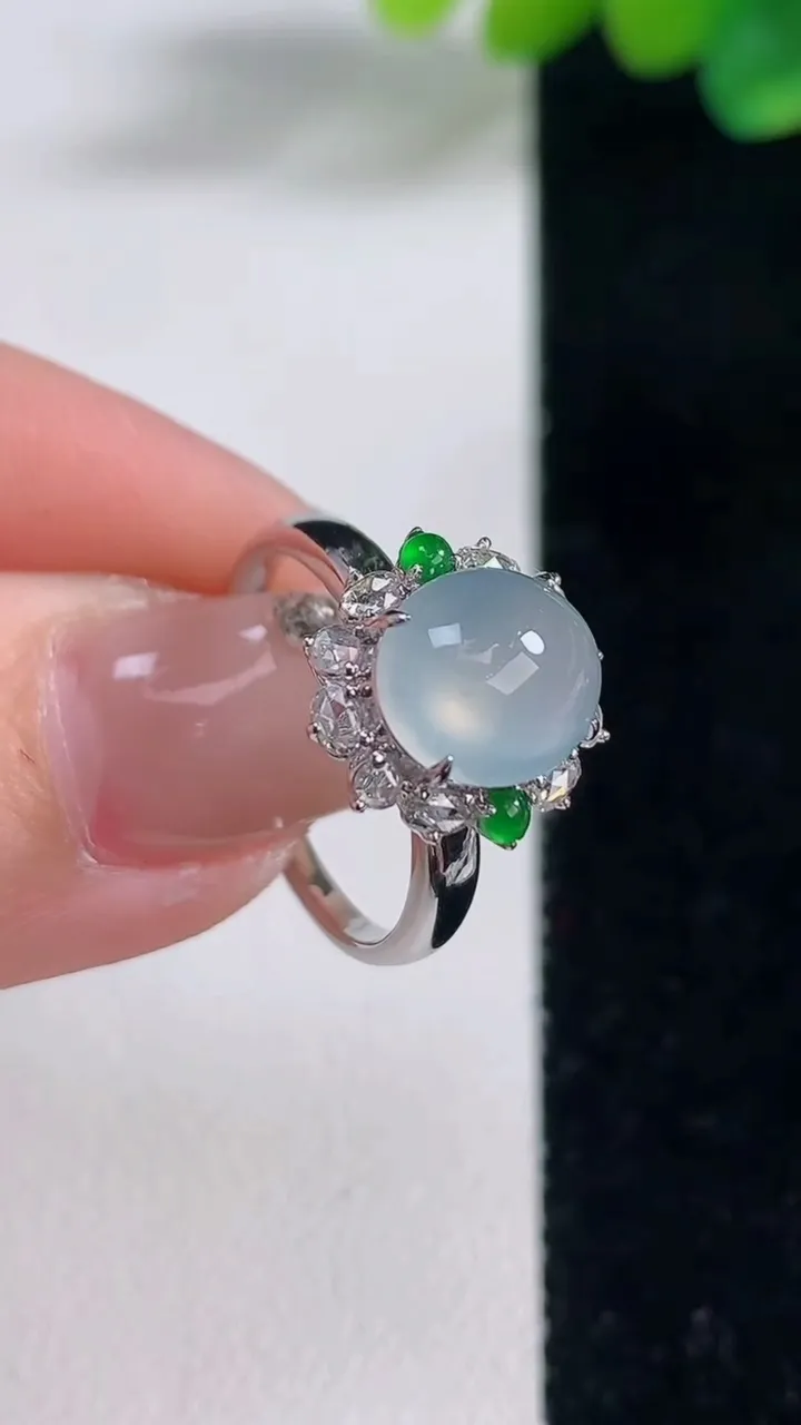 天然A货翡翠种白冰蛋面戒指，尺寸17.5-9-7.8-9.2，重量:2.45g2025年12月11日
工厂直销收藏佳品,种好水足，色泽均匀，有种有色，上手高大气！