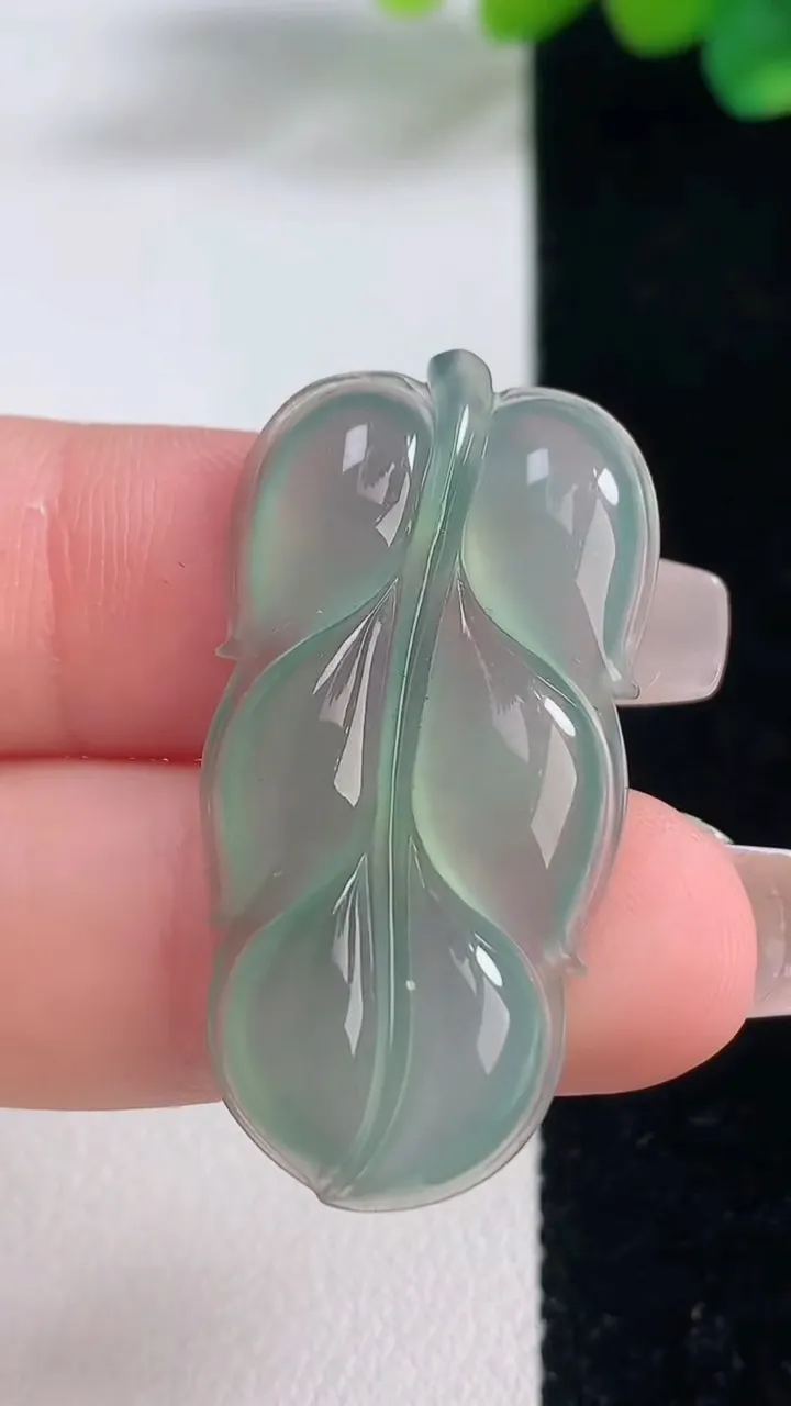 天然A货翡翠金枝玉叶 叶子吊坠，尺寸36.4-17.7-4.7，重量:5.54g
12月11日