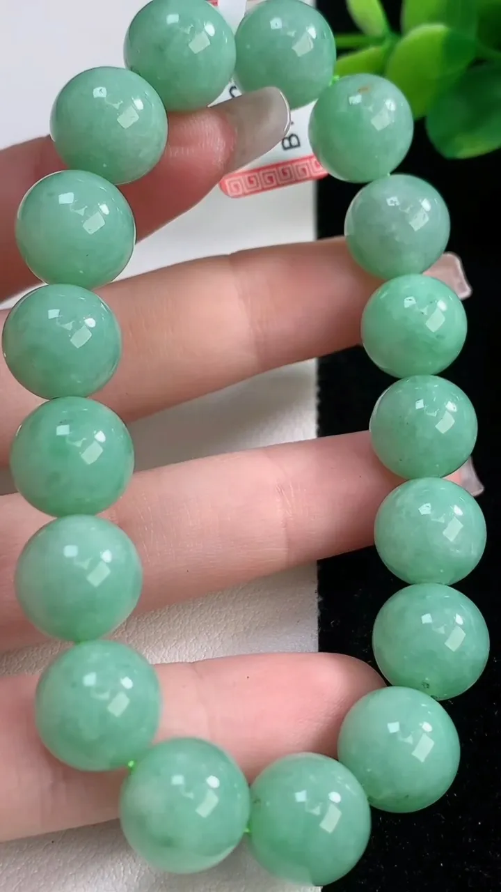 天然A货翡翠圆珠手串，尺寸12-17颗，重量:49.86g12月11日
工厂直销收藏佳品,种好水足，色泽均匀，有种有色，上手高大气！