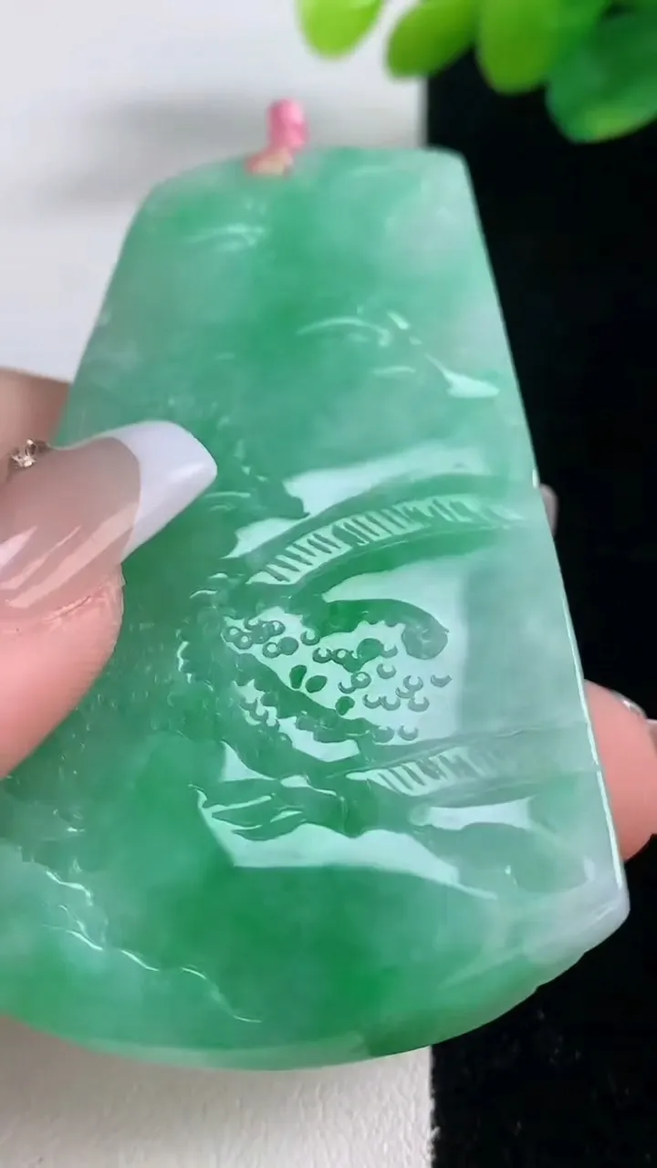 天然A货翡翠山水牌吊坠，尺寸67.8-43.2-6.9，重量:38.20g
12月11日