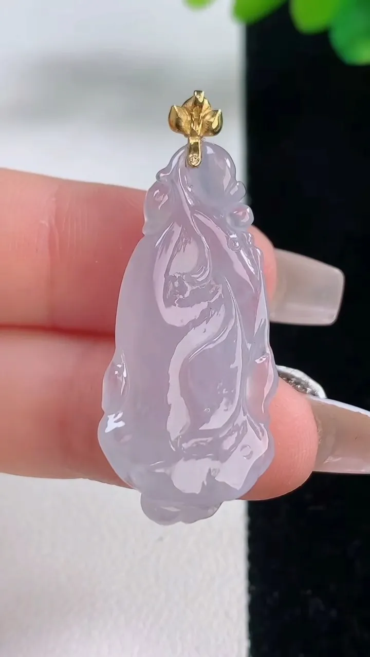 天然A货翡翠种白冰莲蓬吊坠，尺寸34-15.7-7，重量:5.67g
12月11日