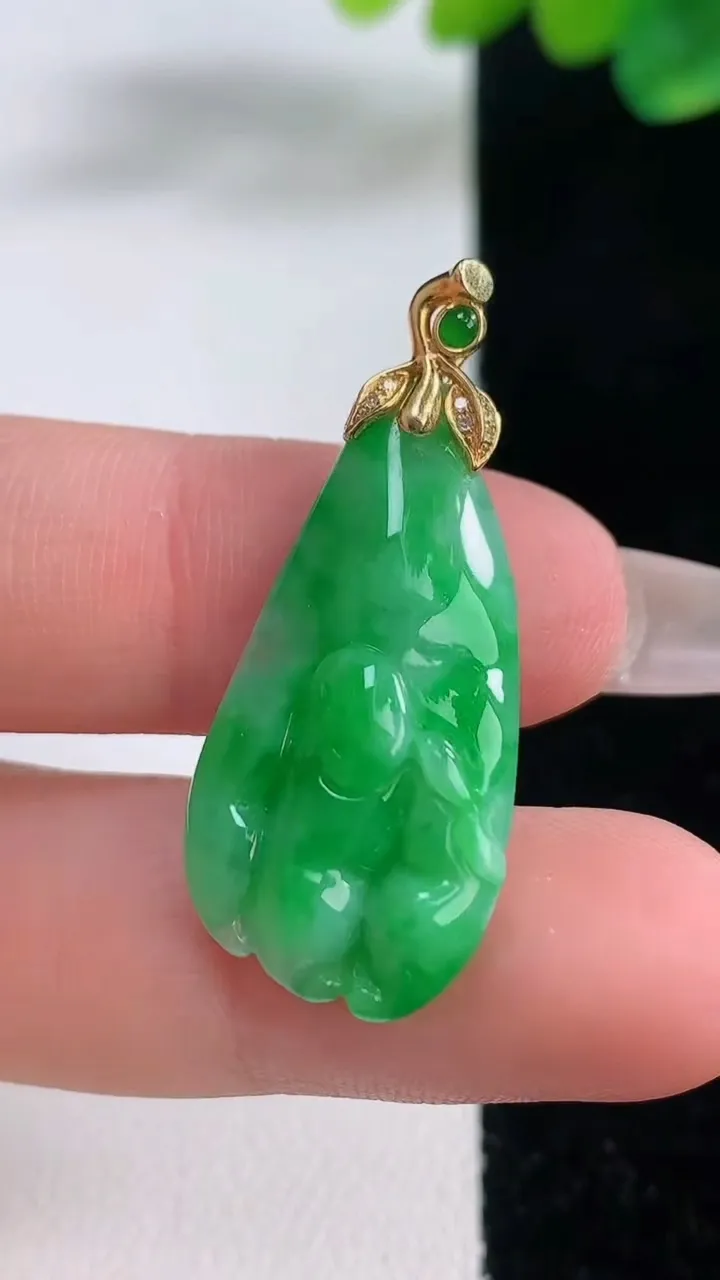 天然A货翡翠佛手瓜吊坠，尺寸28-14.8-6，重量:5.03g
12月11日