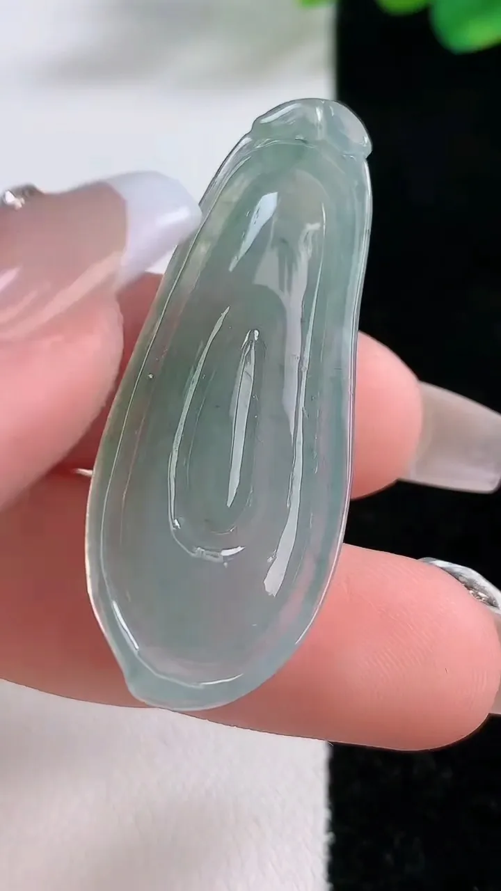 天然A货翡翠福瓜吊坠，尺寸43-17-6.3，重:6.82g
12月11日