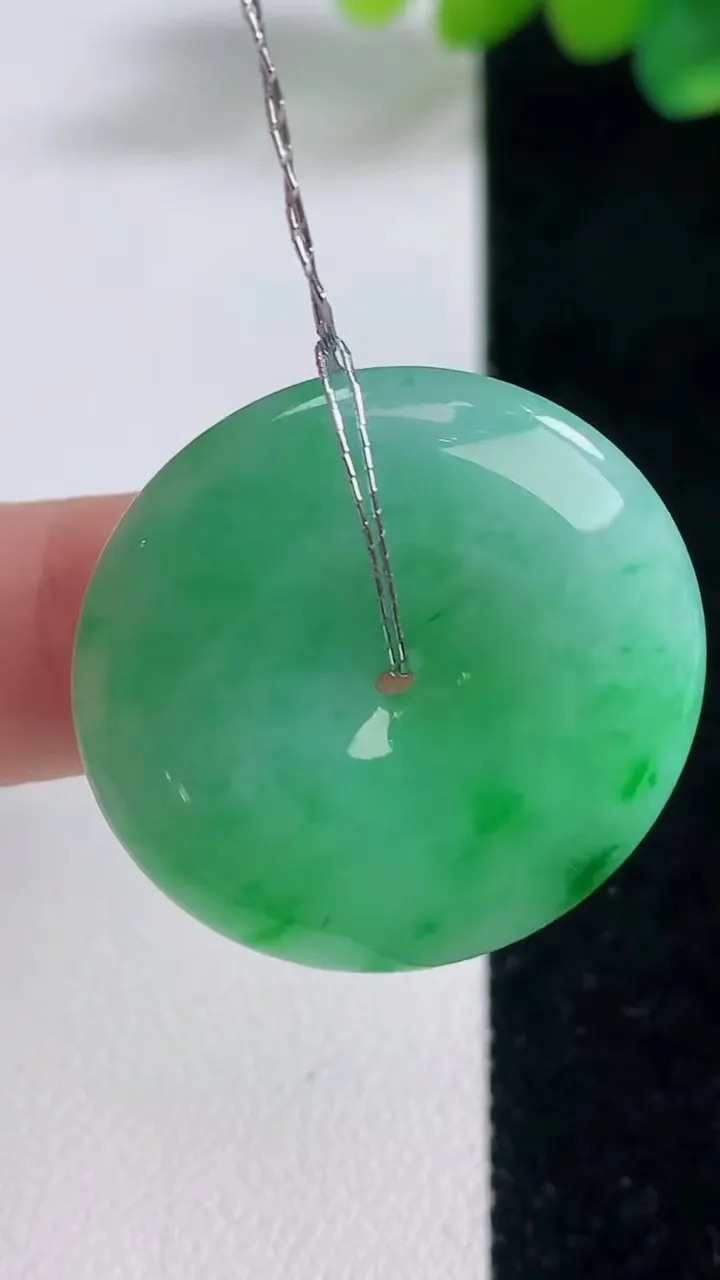 天然A货翡翠平安扣吊坠，尺寸27.6-5.6，重量:9.48g
12月11日