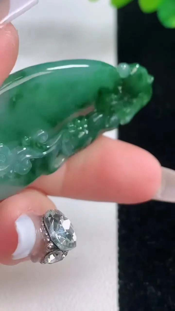 天然A货翡翠福瓜吊坠，尺寸52-26-7.6，重量:17.71g
12月11日