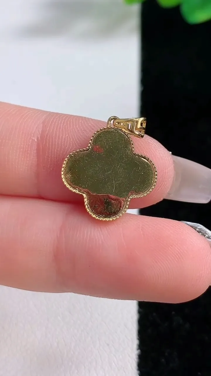 天然A货翡翠四叶草吊坠，尺寸20.5-15.5，重:1.40g
12月11日