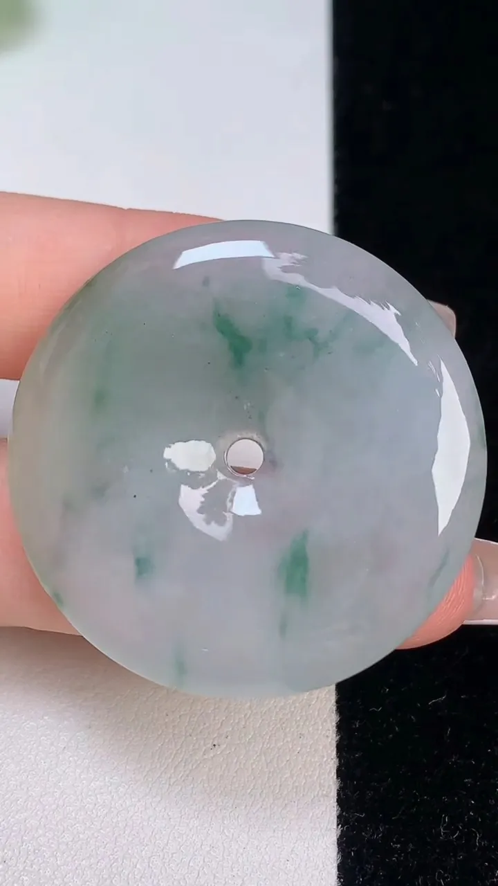 天然A货翡翠飘花平安扣吊坠，尺寸38.7-5.6，重:17.60g
12月11日