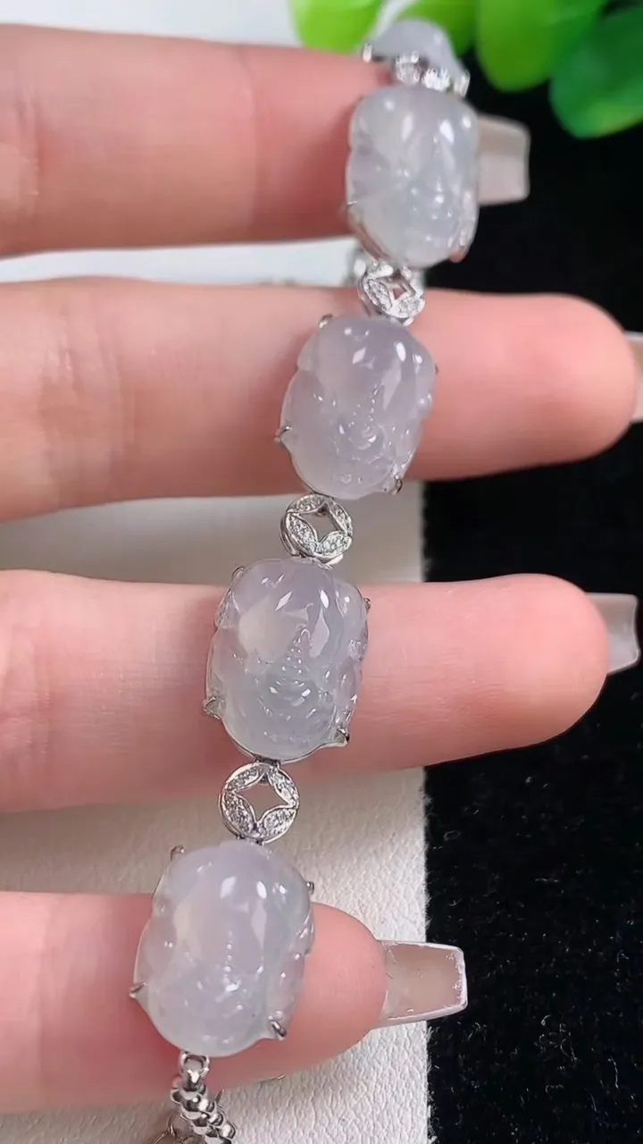 天然A货翡翠种飘花貔貅手链，尺寸14-9.8-5.6，重量:9.38g
12月11日