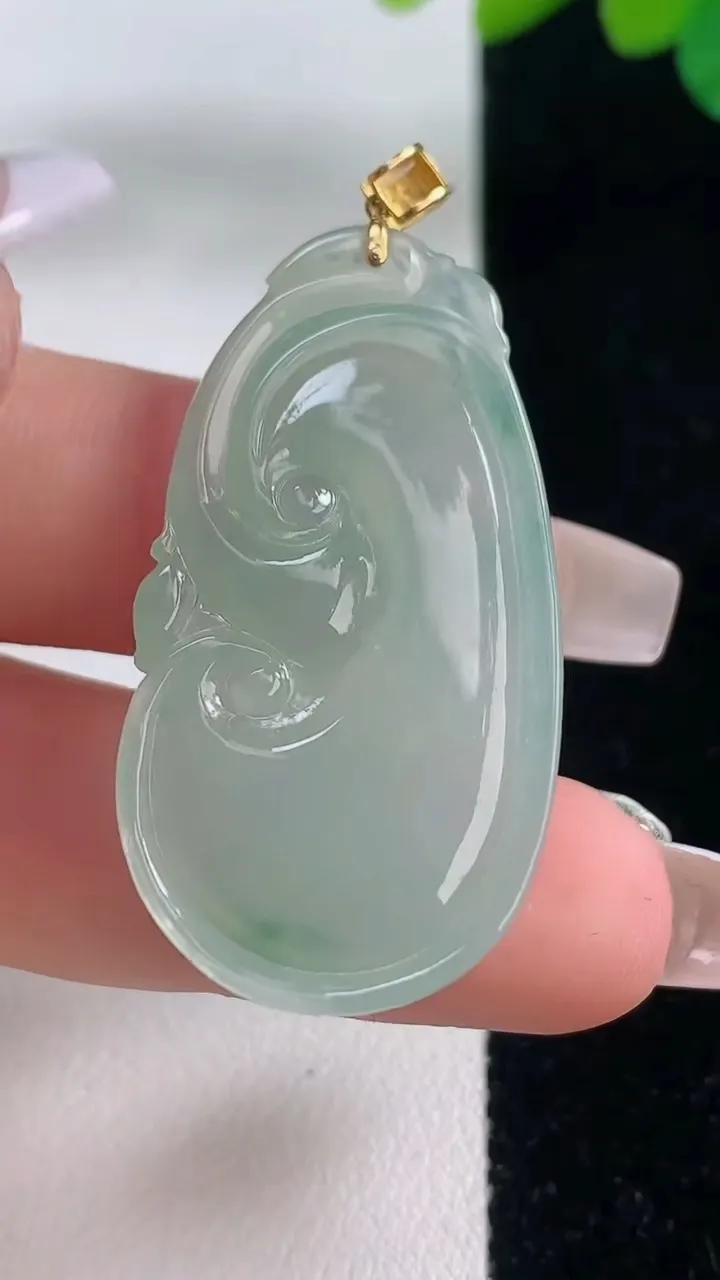 天然A货翡翠如意吊坠，尺寸39.2-20.8-5.7，重量:9.18g
12月11日