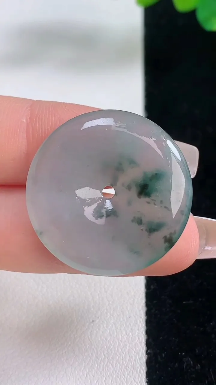 天然A货翡翠冰种飘花平安扣吊坠，尺寸27.3-5，重量:7.39g
12月11日