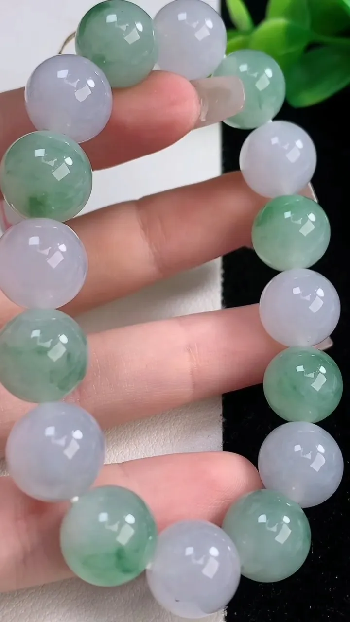 天然A货翡翠圆珠手串，尺寸12.2-16颗，重量:53.49g12月11日
工厂直销收藏佳品,种好水足，色泽均匀，有种有色，上手高大气！