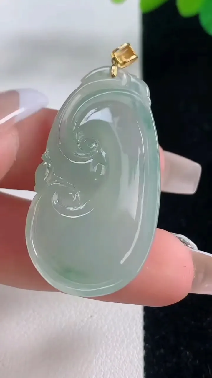 天然A货翡翠绿如意吊坠，尺寸39.2-20.8-5.7，重量:9.18g
12月11日