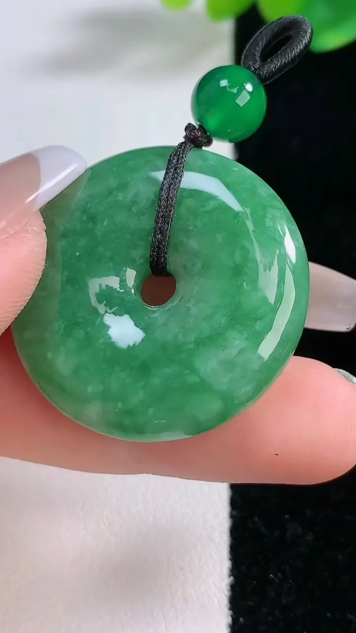 天然A货翡翠平安扣吊坠，尺寸32.3-7.5，重:15.78g
12月11日