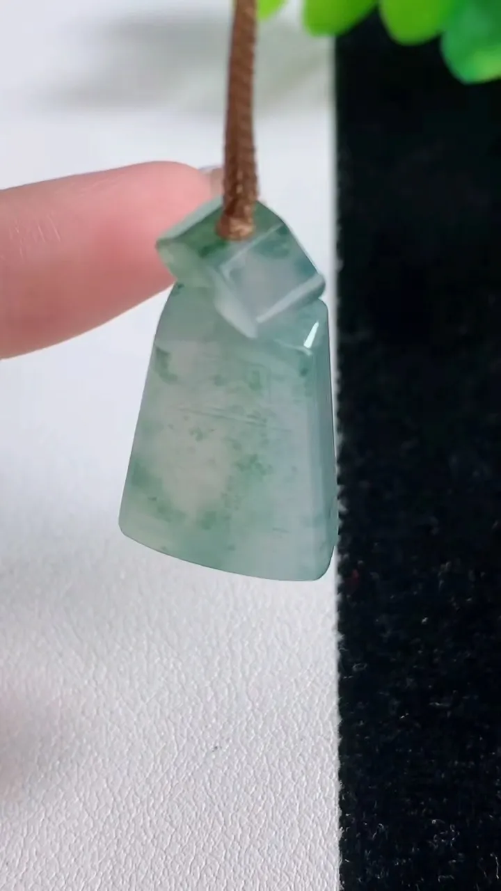 天然A货翡翠冰种飘花仿古无事牌吊坠，尺寸28.3-16.7-5.8，重量:8.51g
12月11日