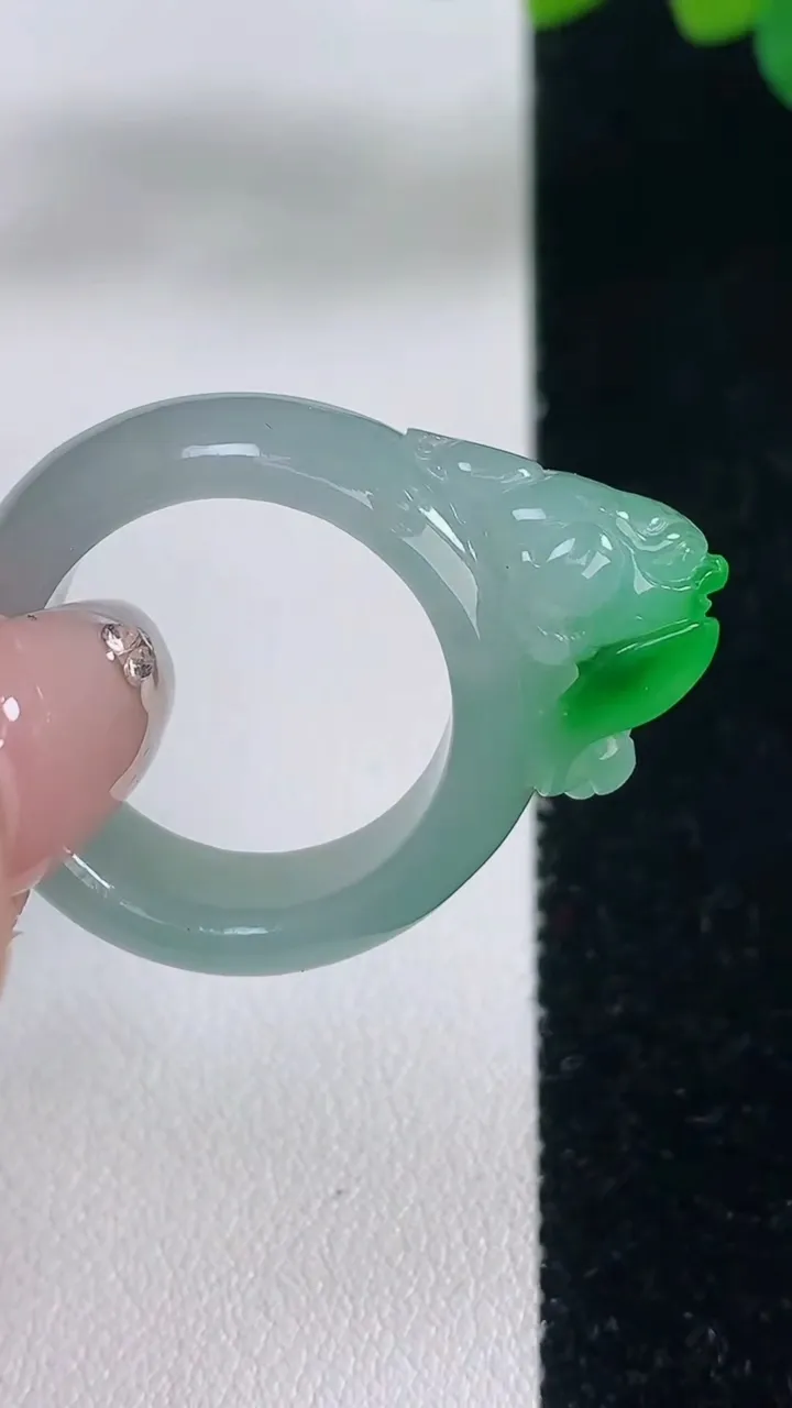 天然A货翡翠金蟾指环戒指，尺寸19.4-15.6-10-12.7，重量:10.38g2025年12月11日
工厂直销收藏佳品,种好水足，色泽均匀，有种有色，上手高大气！