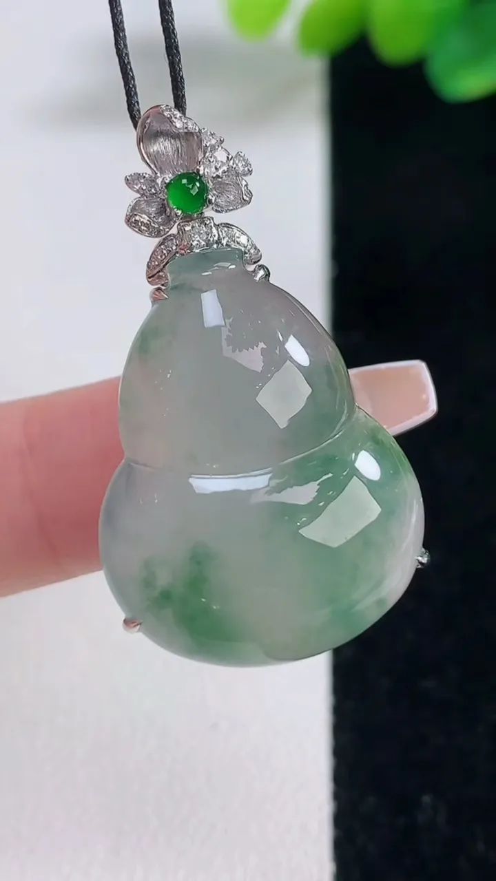 天然A货翡翠种飘花葫芦吊坠，尺寸35.6-26.3-20.5-10，重量:7.57g
12月11日