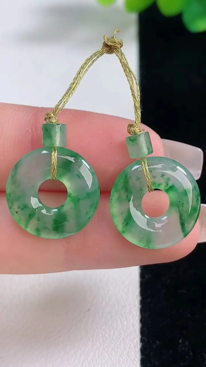 天然A货翡翠冰种飘花平安环吊坠一对，尺寸15.7-3，重量:3.28g
12月11日