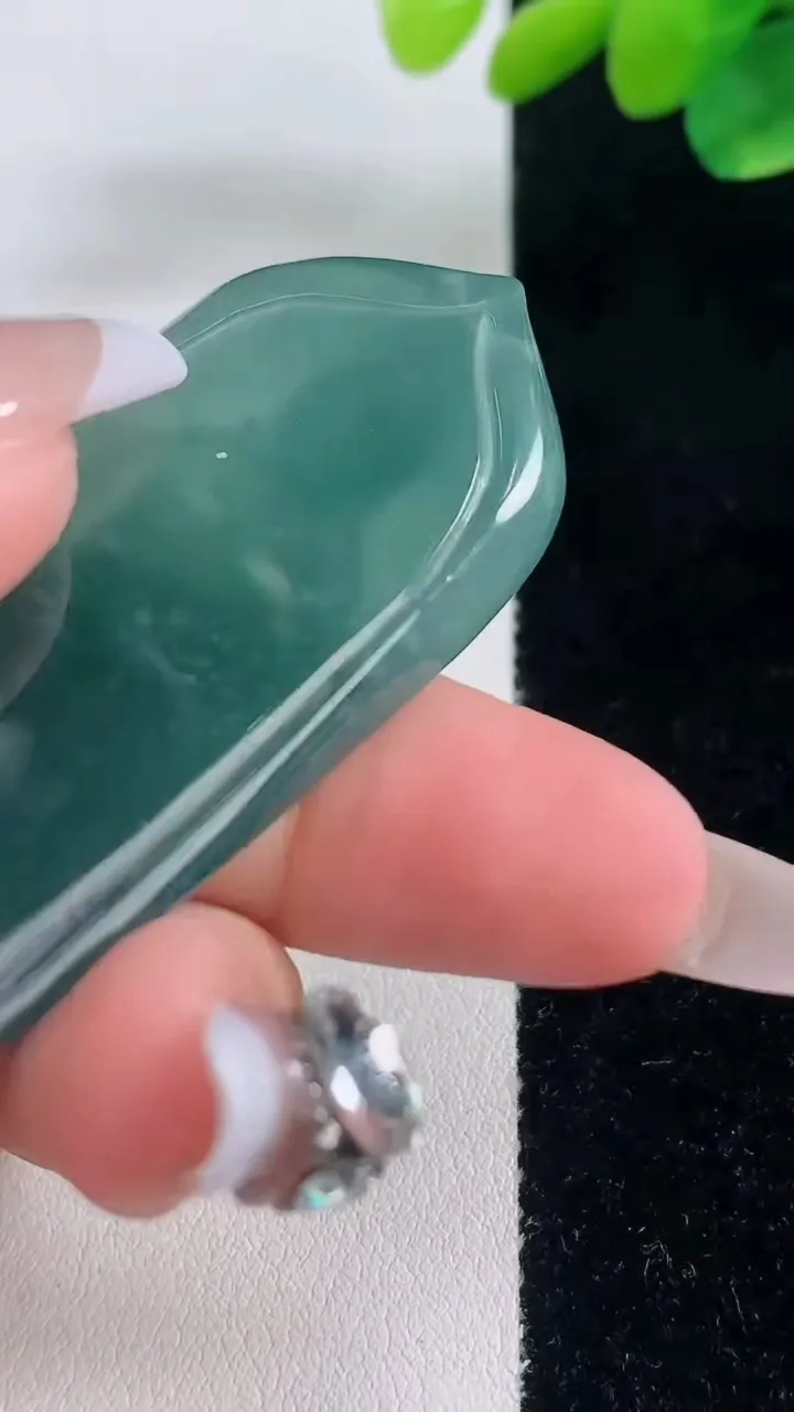 天然A货翡翠阿弥陀佛吊坠，尺寸66-25-6.4，重量:23.30g
12月11日