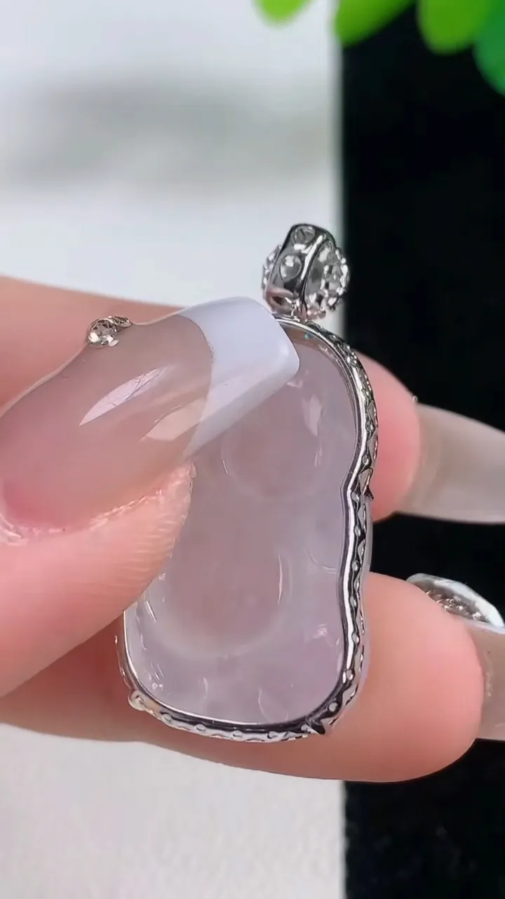 天然A货翡翠种白冰宝宝佛吊坠，尺寸29.8-17-7.8，重量:6.17g
12月11日