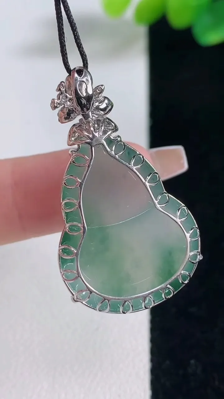 天然A货翡翠种飘花葫芦吊坠，尺寸35.6-26.3-20.5-10，重量:7.57g
12月11日