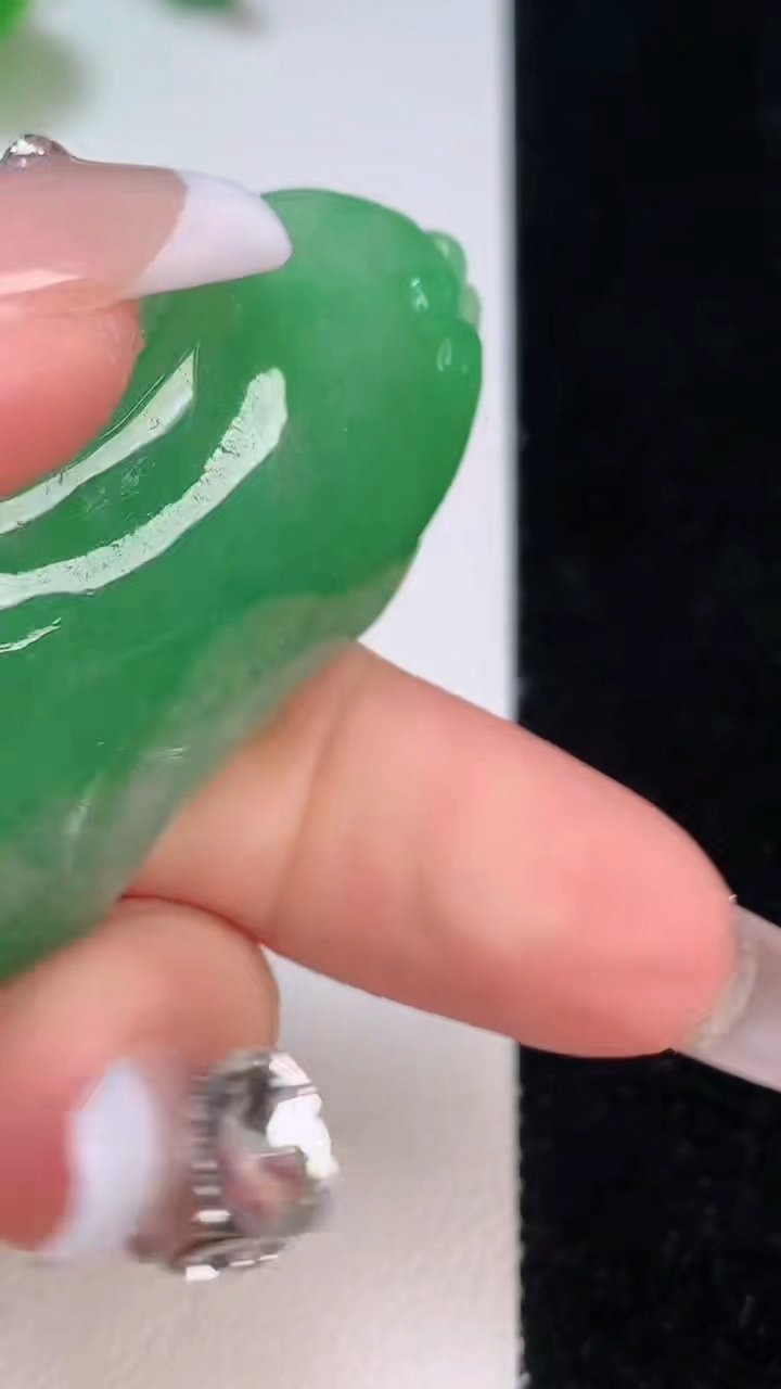 天然A货翡翠佛头吊坠，尺寸47.3-26.5-10.5，重:17.22g
12月11日