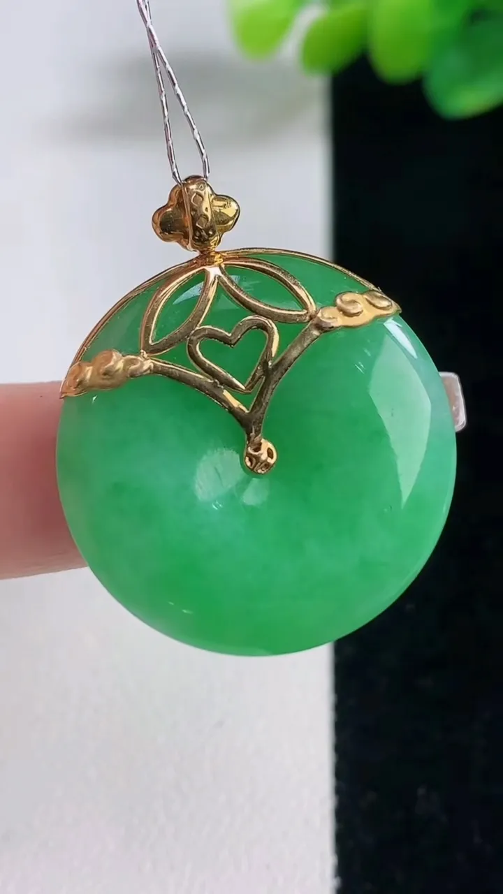 天然A货翡翠平安扣吊坠，尺寸25.6-6.2，重量:8.74g
12月11日