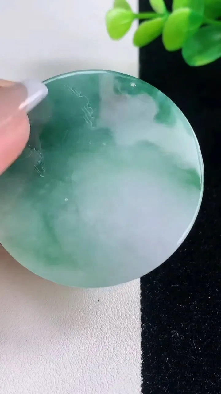 天然A货翡翠牌吊坠，尺寸51.6-5.7，重量:35.01g
12月11日