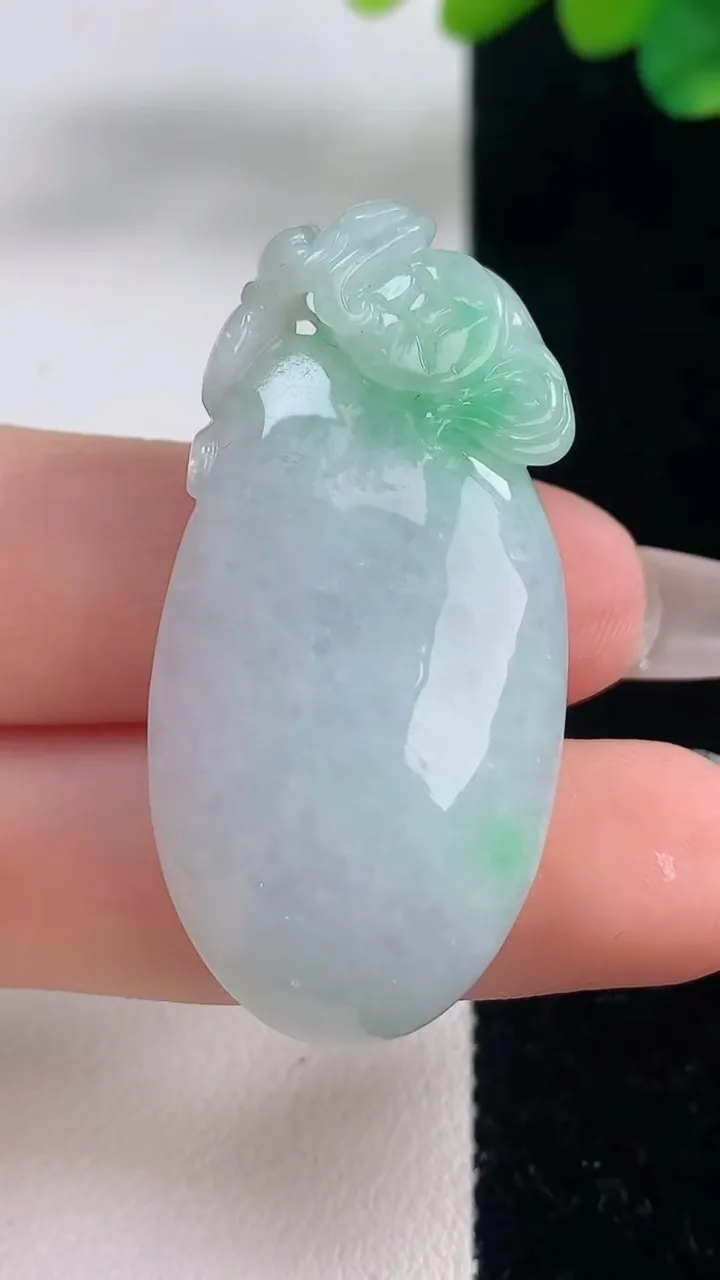 天然A货翡翠福瓜吊坠，尺寸42.6-19.5-10.8，重量:15.43g
12月11日