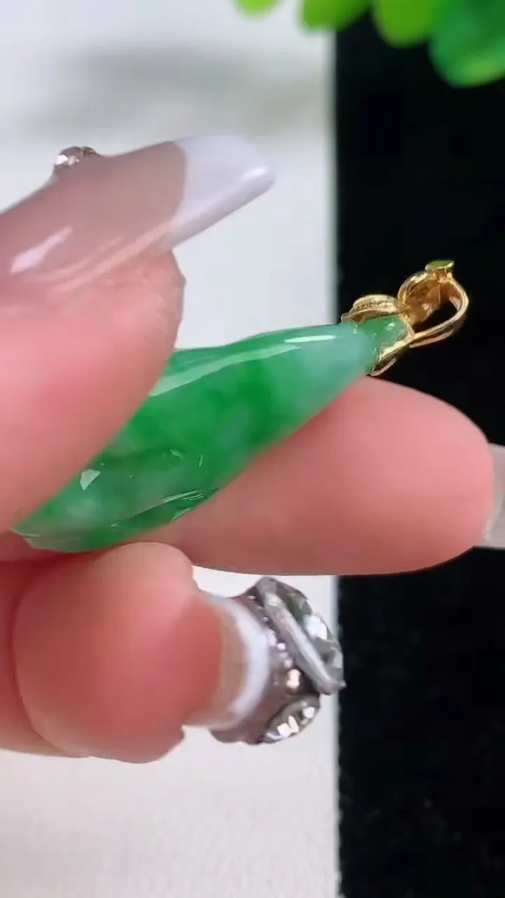 天然A货翡翠佛手瓜吊坠，尺寸28-14.8-6，重量:5.03g
12月11日