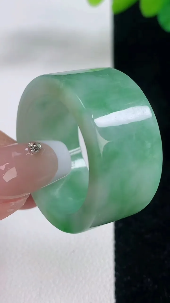 天然A货翡翠指环扳指，尺寸23.5-13.7-4，重量:16.45g2025年12月11日
工厂直销收藏佳品,种好水足，色泽均匀，有种有色，上手高大气！