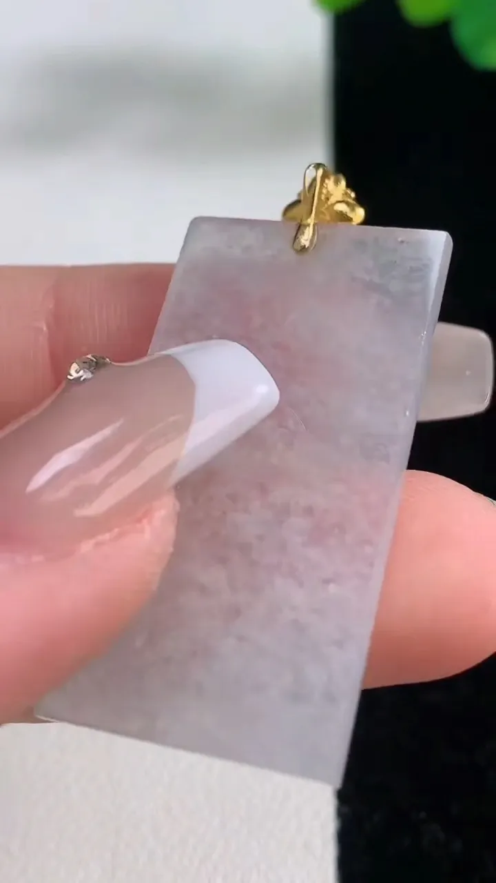 天然A货翡翠种白冰无事牌吊坠，尺寸34.6-18.3-2.2，重量:4.92g
12月11日