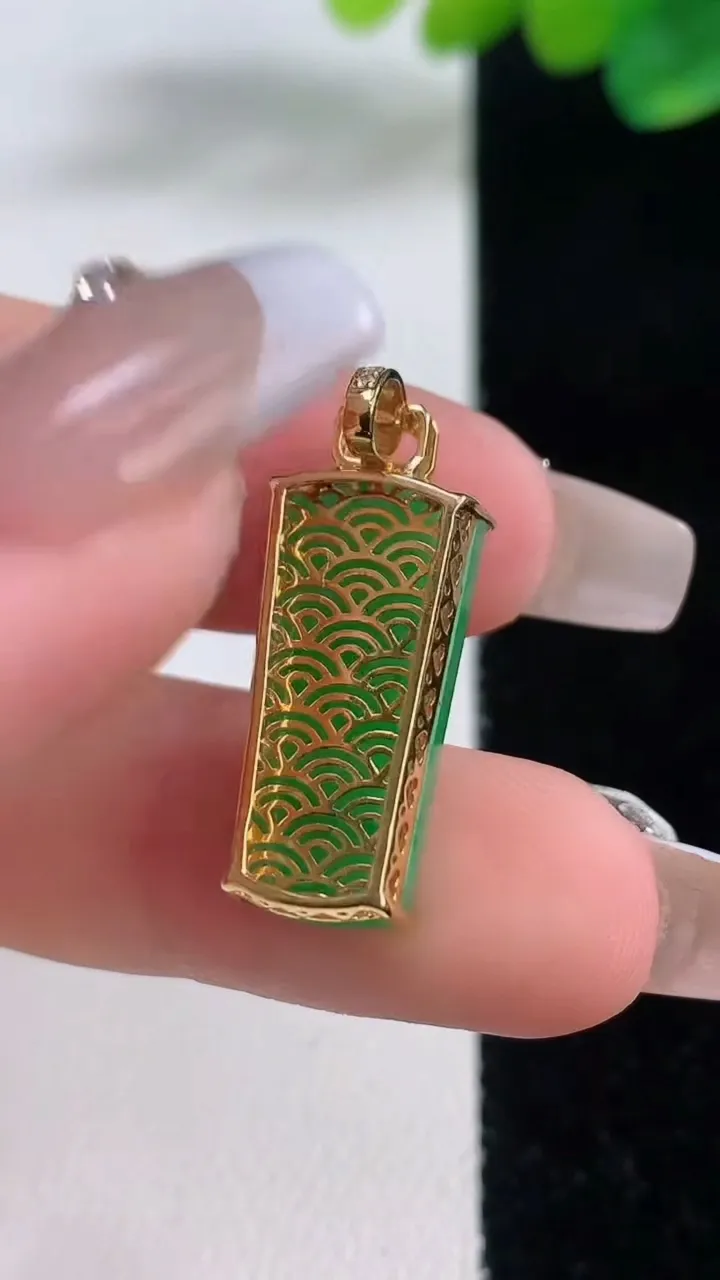 天然A货翡翠无事牌吊坠，尺寸21.3-9.3-4.8，重量:2.67g
12月11日