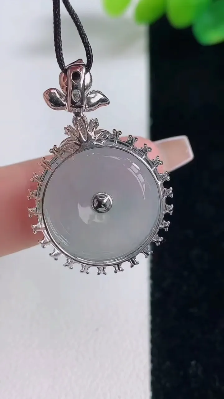 天然A货翡翠种白冰平安扣吊坠，尺寸31-21-8，裸石17.5重量:g
12月11日