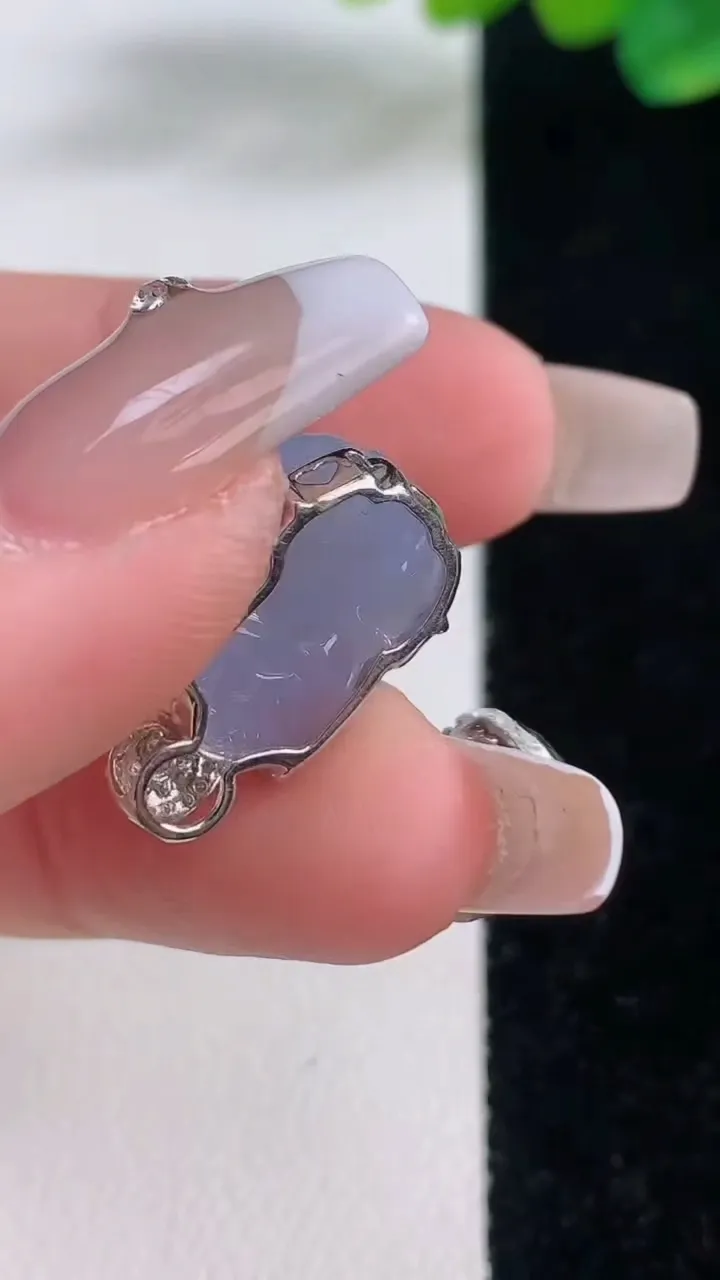 天然A货翡翠18K金紫罗兰貔貅吊坠，尺寸16-10.8-10，重量:3.11g
12月11日