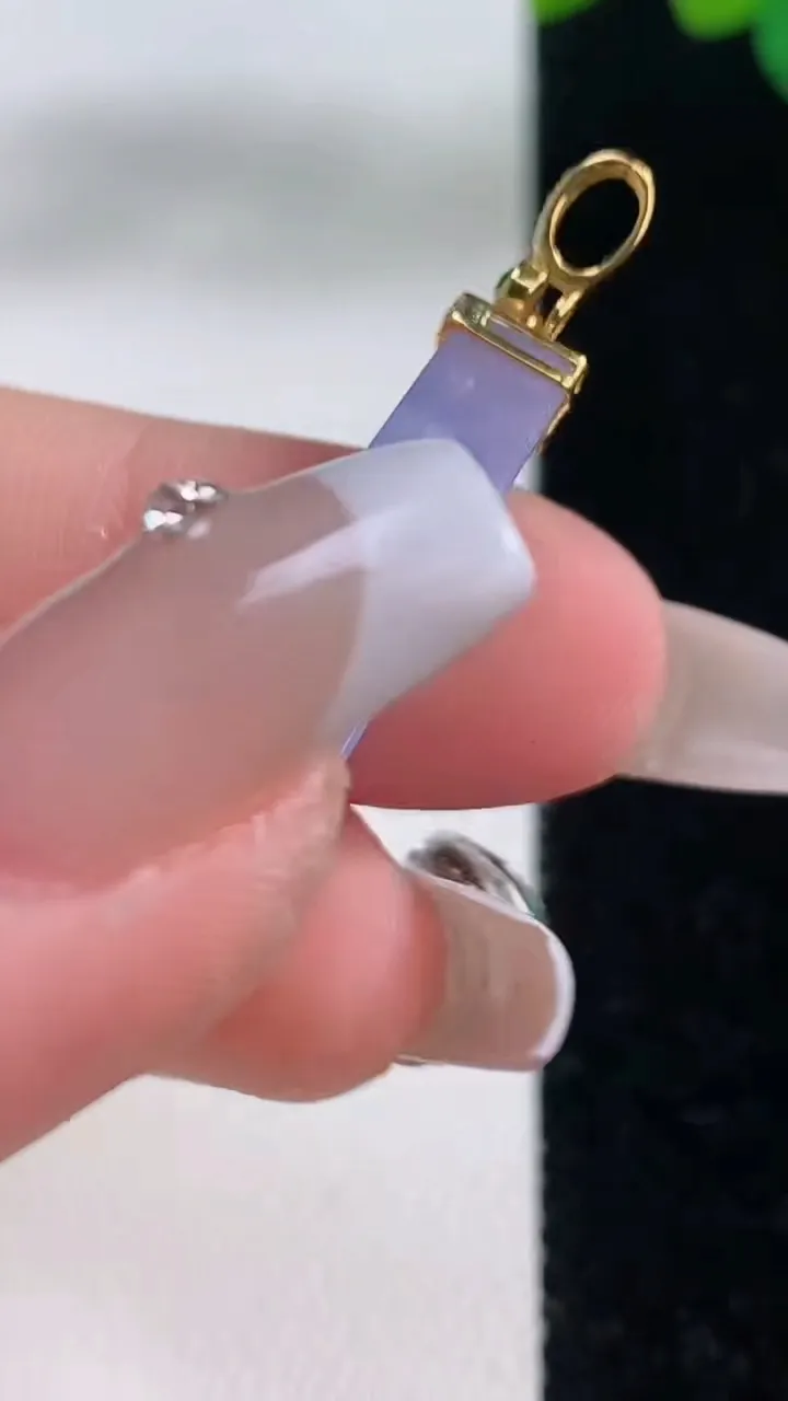 天然A货翡翠18K金紫罗兰无事牌吊坠，尺寸26-11.5-6，重量:3.88g
12月11日