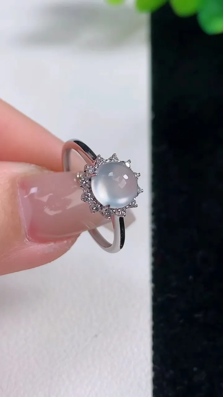 天然A货翡翠种白冰蛋面戒指，尺寸17.5-6.3-6.8，重量:1.53g2025年12月11日
工