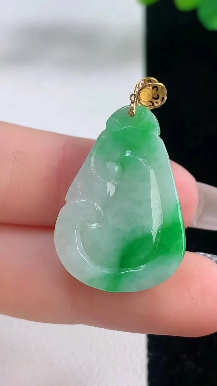 天然A货翡翠如意吊坠，尺寸27.2-19.2-5.5，重量:5.15g
12月11日